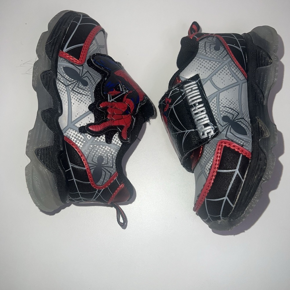 Spider-Man Toddler Shoes‎ Boy's Size 7 Light Up Marvel Red & Silver Sneakers